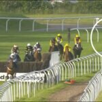 Amazing horsemanship! Jockey has to SURF on horse’s back after saddle slips!